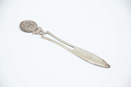 Abre cartas em prata recortada na lâmina, com moeda de 400 reis de D. João VI